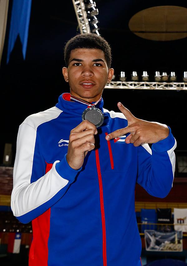 Yordano de la Caridad Suárez exhibe su medalla de plata alcanzada en el panamericano juvenil celebrado en La Habana. FOTO: Calixto Llanes