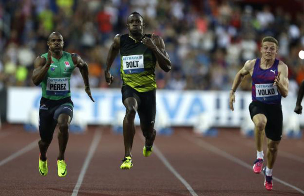 Yunier Pérez (izquierda) corrió codo a codo frente a Usain Bolt (centro). 