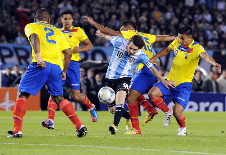 Lionel Messi en acción en el partido Argentina vs. Ecuador.