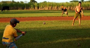 En la pelota de manigua muchas veces no hay cercas, ni árbitros, ni siquiera un terreno de béisbol formal. Foto: Oscar Alfonso Sosa.