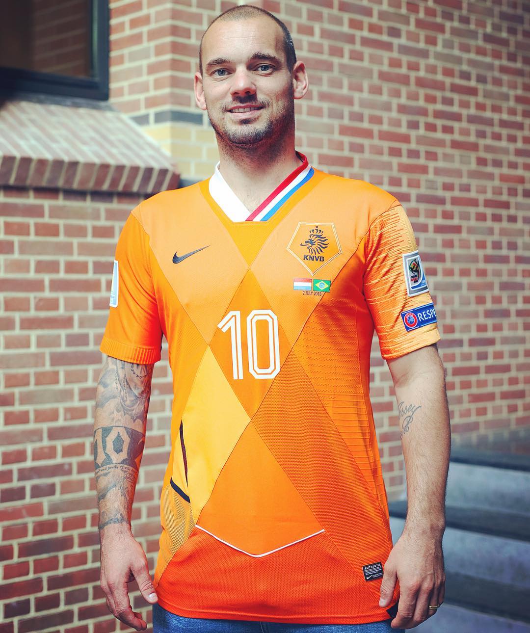 Wesley Snider vistió una camiseta hecha con retazos de todas las camisetas con las que había defendido los colores de la selección nacional holandesa. Foto: sneijder10official.