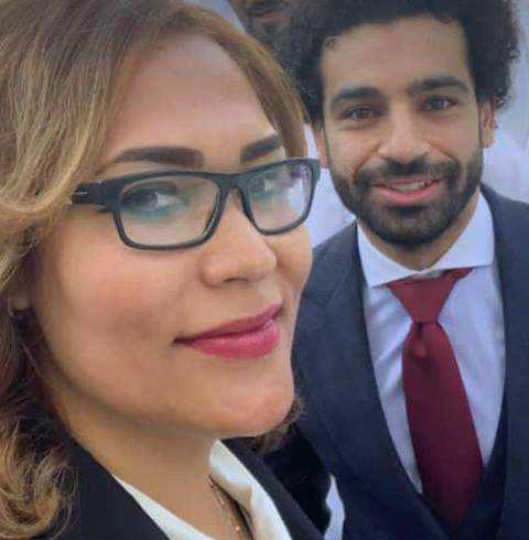 Nadia junto al futbolista Mohamed Salah. Foto: cortesía de la entrevistada.