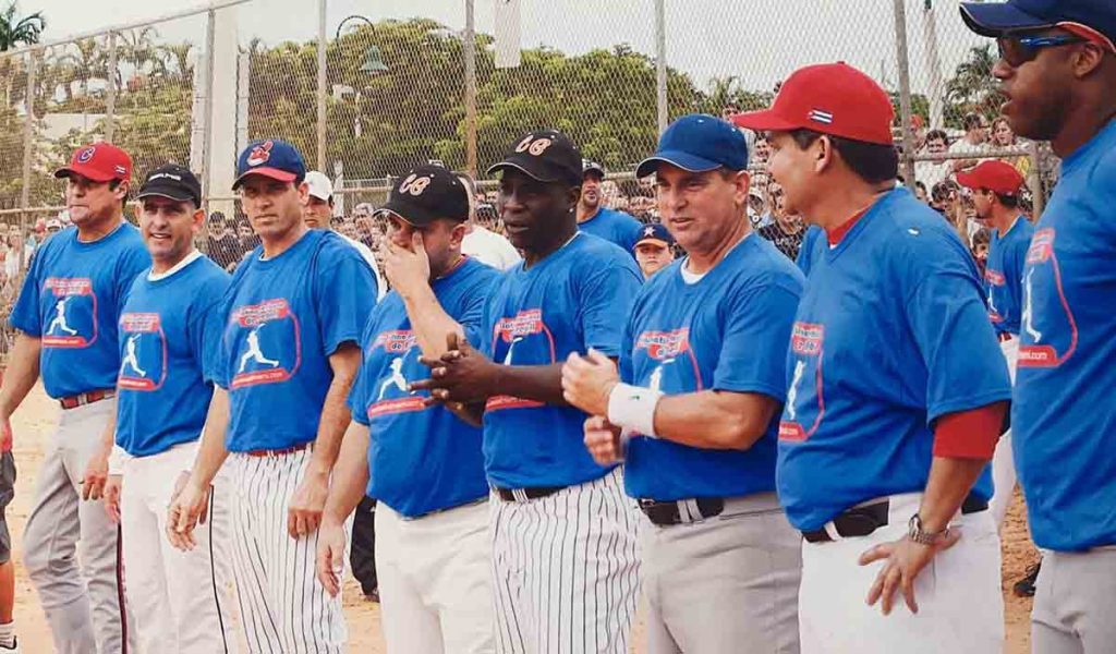 Luis Gustavo Pestana con estrellas de la pelota cubana