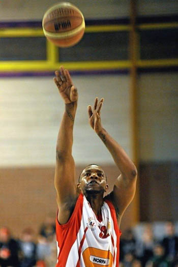 Jugador de baloncesto Georffrei Silvestre lanza al aro