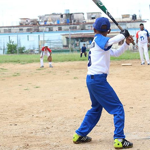 Niños jugando al béisbol en Cuba