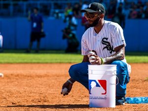 Alexei Ramírez es uno de los tantos jugadores cubanos que se marchó legalmente del país. ¿Le exigiremos que juegue la Serie Nacional?. FOTO: Hansel Leyva.
