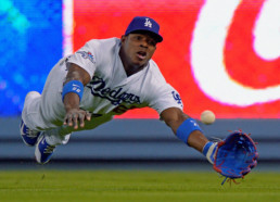 Fildeo espectacular de Yasiel Puig, jardinero de los Dodgers de Los Ángeles. FOTO: AP.