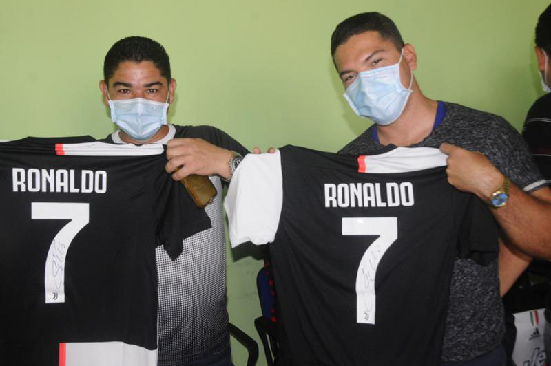 Médicos cubanos en Turín reciben camisetas firmadas por Cristiano Ronaldo