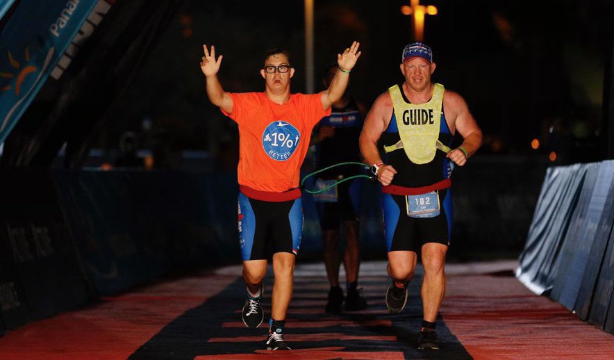 Chris Nikic Primer atleta con síndrome de Down que completa un Ironman