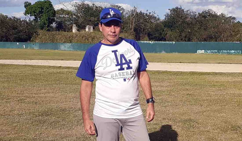 Luis Suárez entrenador béisbol cubano de Metropolitanos