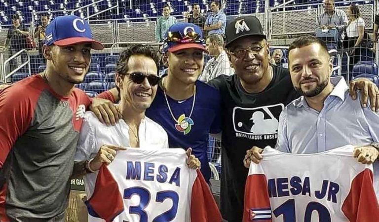 Víctor Mesa y sus hijos junto al cantante Marc Anthony