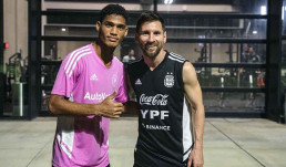 Futbolista Dairon Reyes y Lio Messi