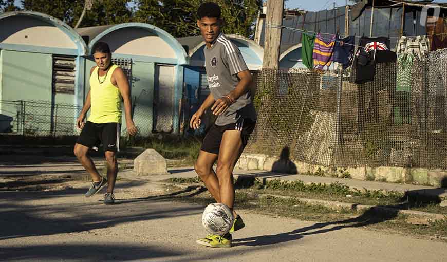 Futbolista cubano Dairon Reyes en La Habana