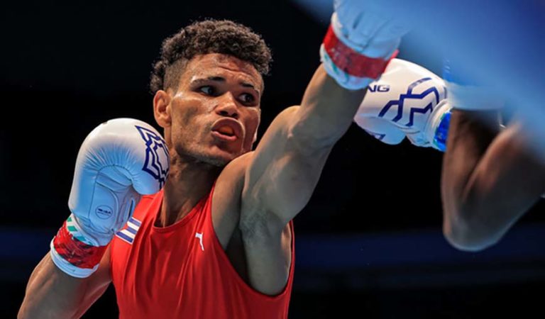 Erislandy Álvarez boxeador cubano en Mundial de Boxeo. Noche de Campeones de la IBA