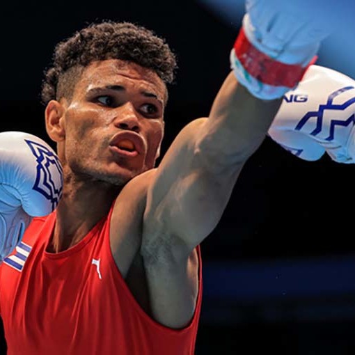 Erislandy Álvarez boxeador cubano en Mundial de Boxeo. Noche de Campeones de la IBA