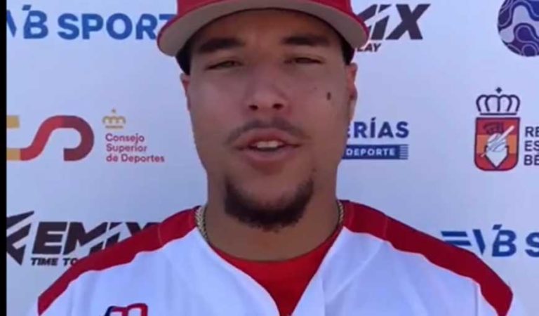 Beisbolista cubano Omar Hernández con el equipo de España