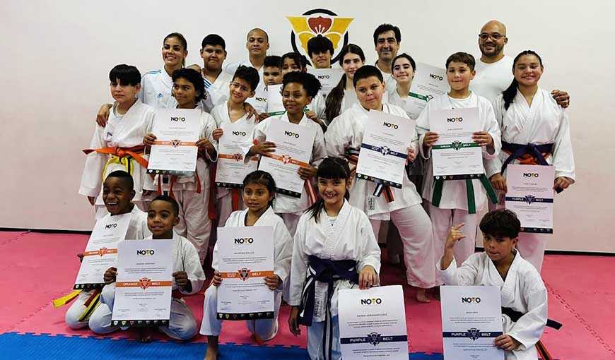 Karateca Dennis Novo con estudiantes de la academia Novo Brothers