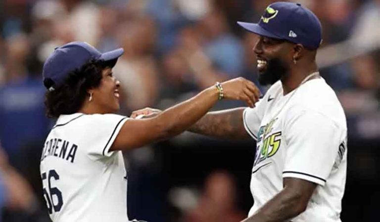 Randy Arozarena y su madre béisbol cubano