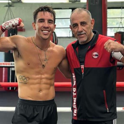 El entrenador cubano Pedro Díaz prepara a Michael Conlan