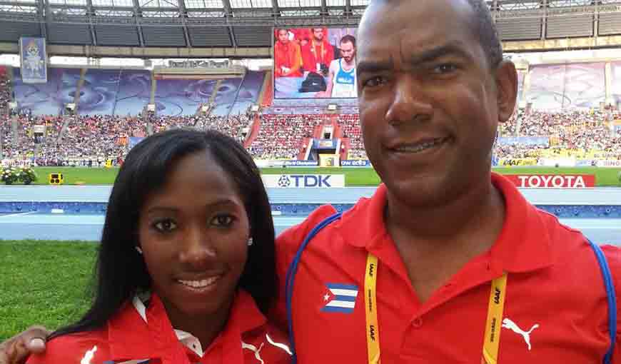 Entrenador Alexander Navas y la pertiguista Yarisley Silva, figuras del atletismo cubano
