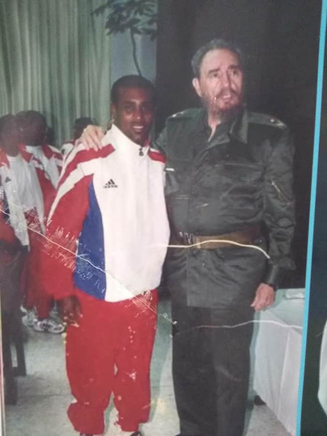 Boxeador cubano Mario Kindelán junto a Fidel Castro