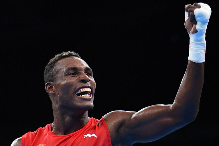 Boxeador cubano Julio César La Cruz ganó titulo profesional