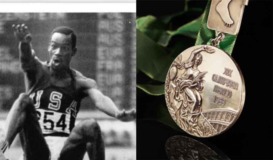 Bob Beamon y su medalla en los Juegos Olímpicos