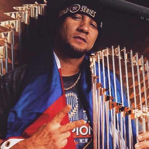 Yuli Gurriel con el trofeo de Serie Mundial