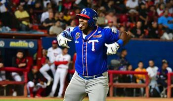 Yasiel Puig con los Tiburones de la Guaira peloteros cubanos Serie del Caribe