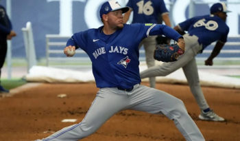 Yariel Rodríguez, con los Azulejos de Toronto