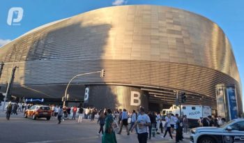 El Clásico entre Real Madrid y Barcelona se vive en las calles de la capital española a un ritmo frenético, incluso fuera del estadio