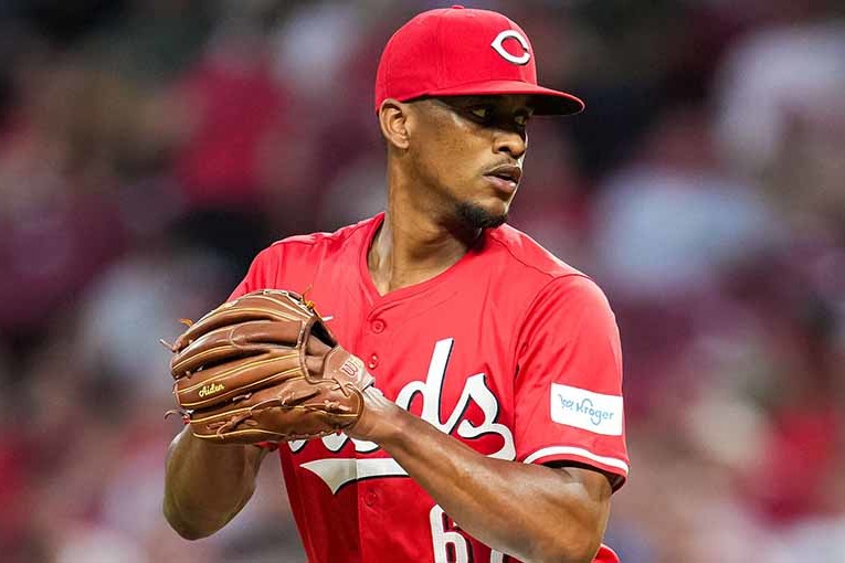 Lanzador cubano Yosver Zulueta debut MLB