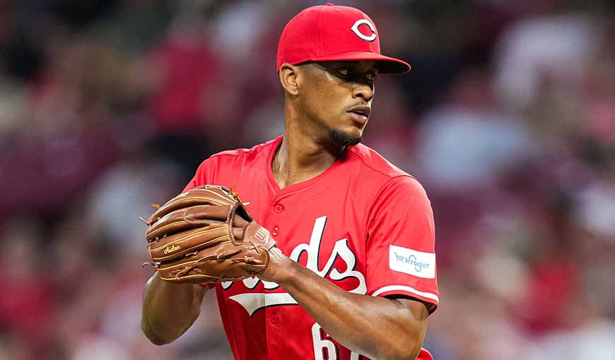 Lanzador cubano Yosver Zulueta debut MLB