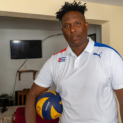 Yosniel Guillén, exvoleibolista cubano de la selección nacional, ahora entrenador