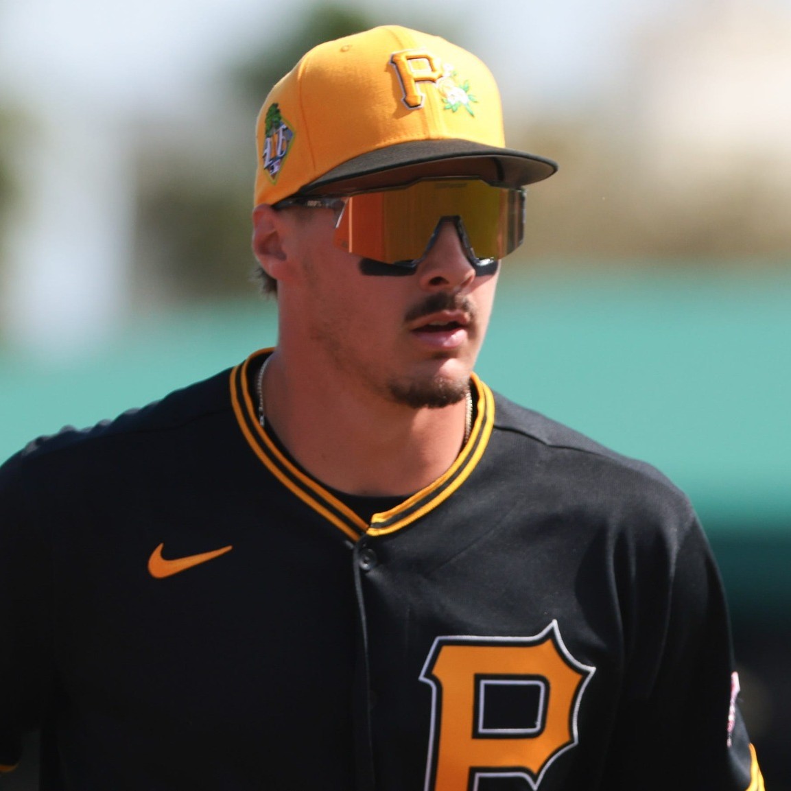 Konnor Griffin con uniforme de los Pittsburgh Pirates durante un juego, usando gorra amarilla y gafas deportivas en el campo.