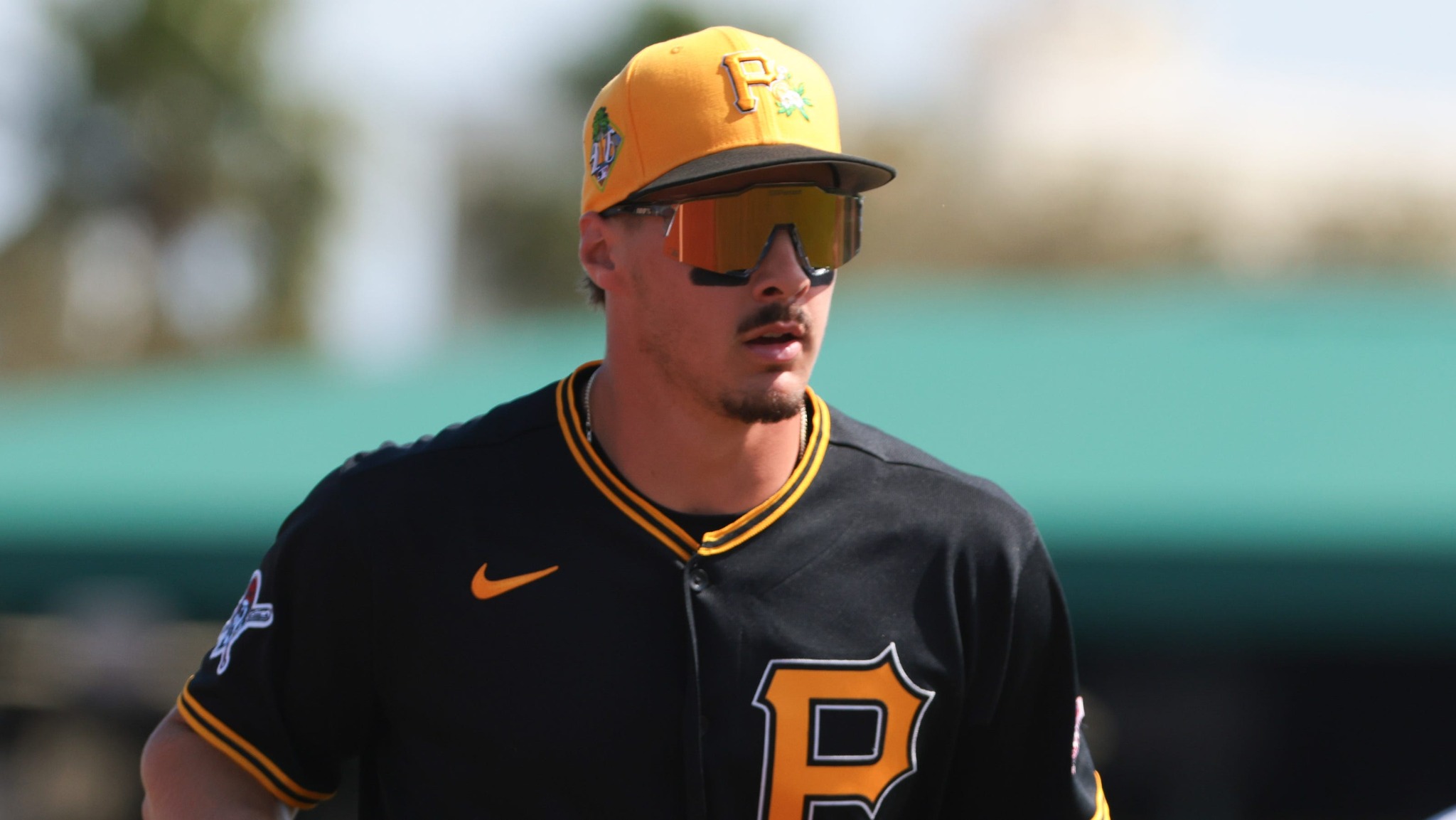 Konnor Griffin con uniforme de los Pittsburgh Pirates durante un juego, usando gorra amarilla y gafas deportivas en el campo.